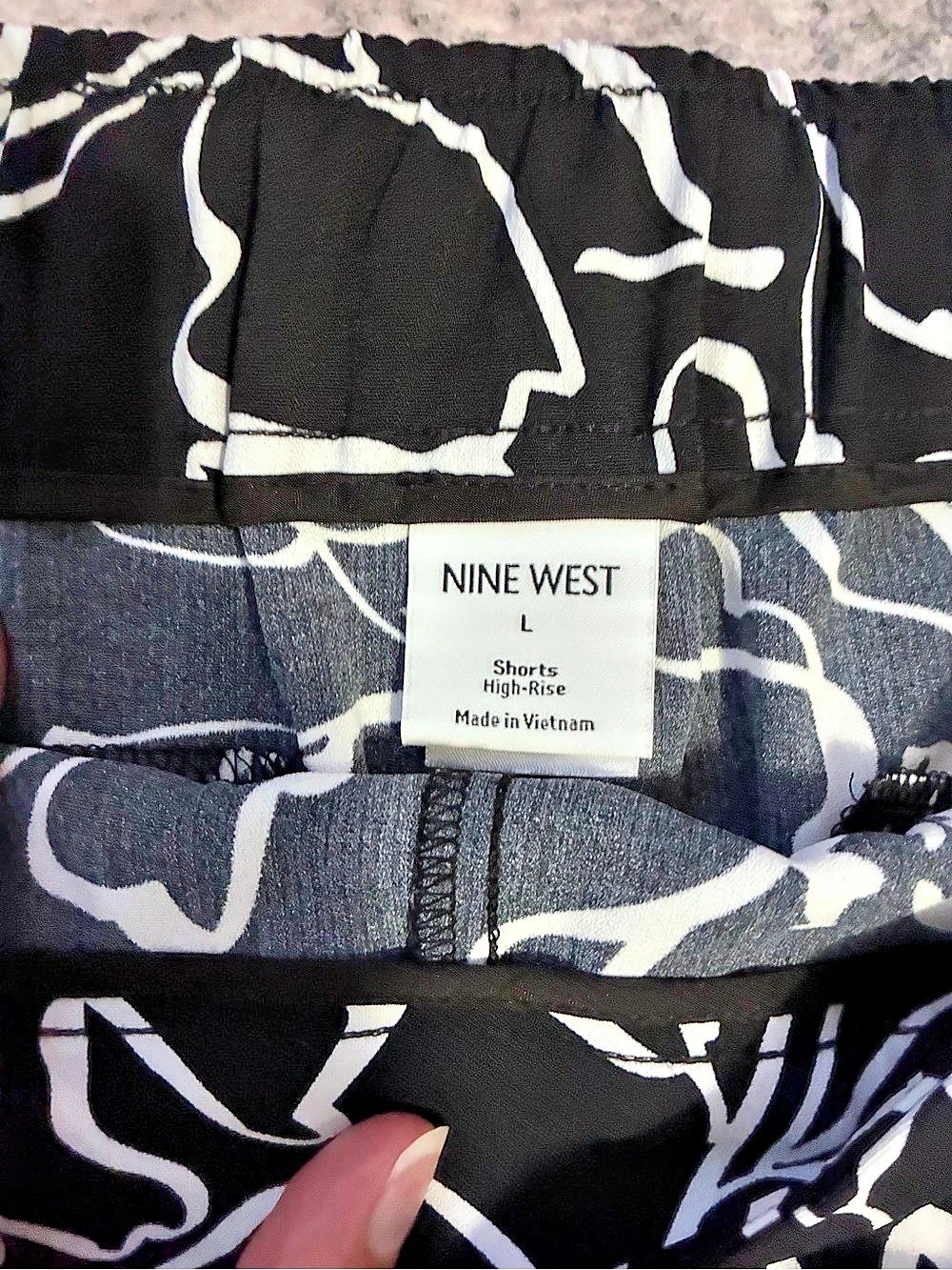Nine West High-Rise Shorts Floral Shorts in Black & White Size Large Like New - Picture 3 of 3